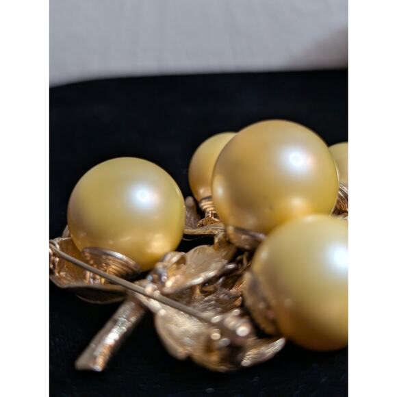 Vintage Rare LISA SCHALLERT Golden Faux Pearl Nouveau Articulated Grapes Brooch - Picture 5 of 12